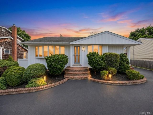  4 BR,  2.00 BTH &nbsp;Ranch style home in Hicksville