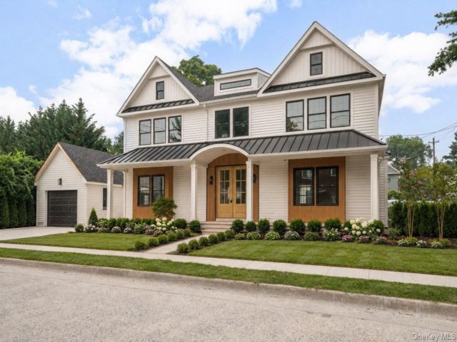  4 BR,  5.00 BTH &nbsp;Colonial style home in Port Washington