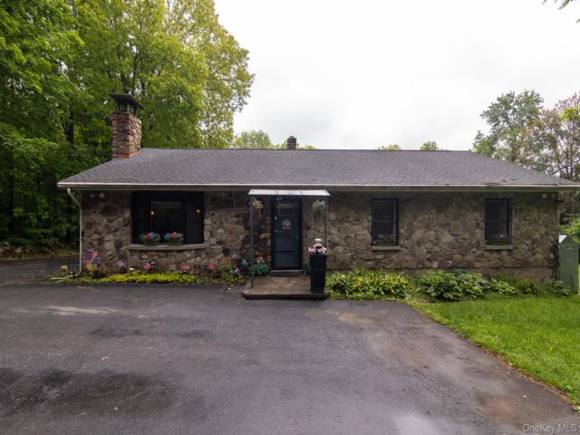  3 BR,  2.00 BTH &nbsp;Ranch style home in Newburgh