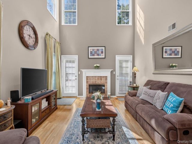  3 BR,  3.00 BTH &nbsp;Condo style home in Nesconset