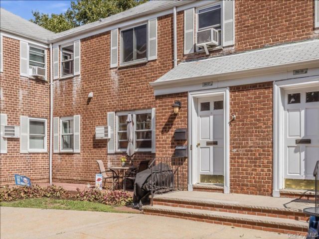  2 BR,  1.00 BTH &nbsp;Garden style home in Glen Oaks