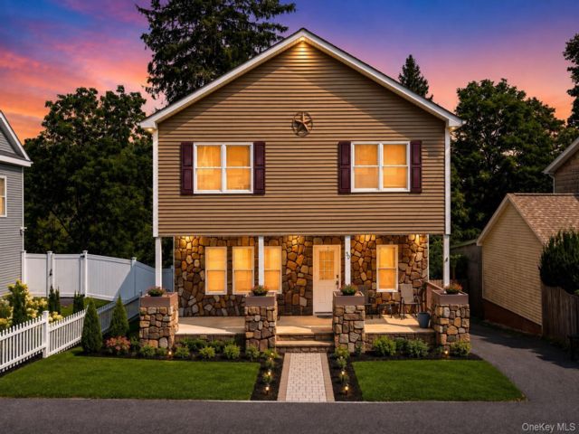  3 BR,  3.00 BTH &nbsp;Colonial style home in Unionville