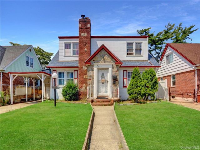  4 BR,  3.00 BTH &nbsp;Cape cod style home in Cambria Heights