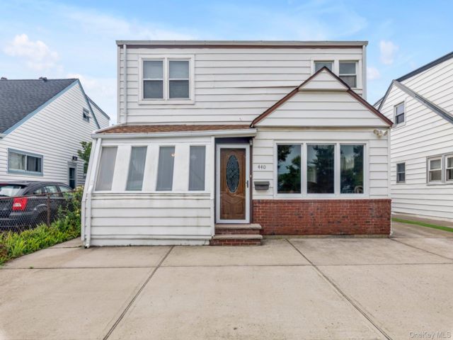  4 BR,  3.00 BTH &nbsp;House style home in Long Beach