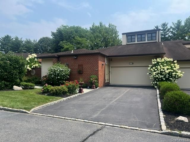  3 BR,  4.00 BTH &nbsp;Condo style home in Manhasset