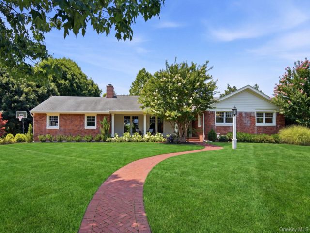  3 BR,  2.00 BTH &nbsp;Exp ranch style home in Huntington