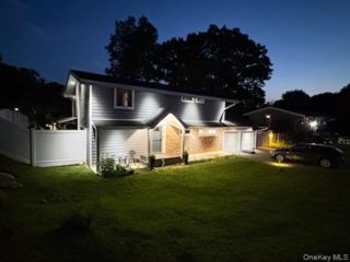  4 BR,  3.00 BTH &nbsp;Colonial style home in Commack