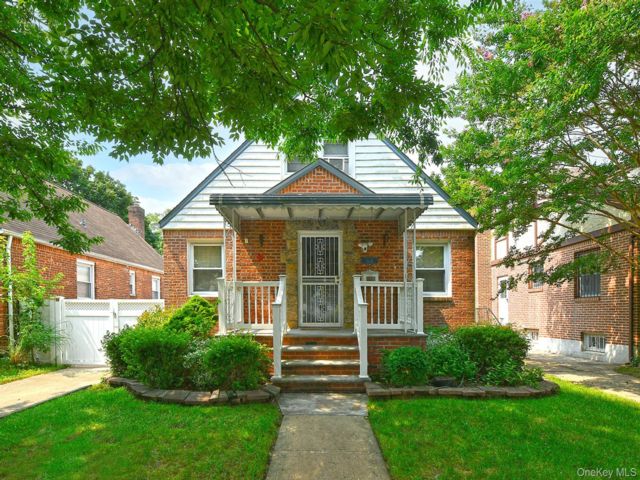  4 BR,  2.00 BTH &nbsp;Cape cod style home in Bayside