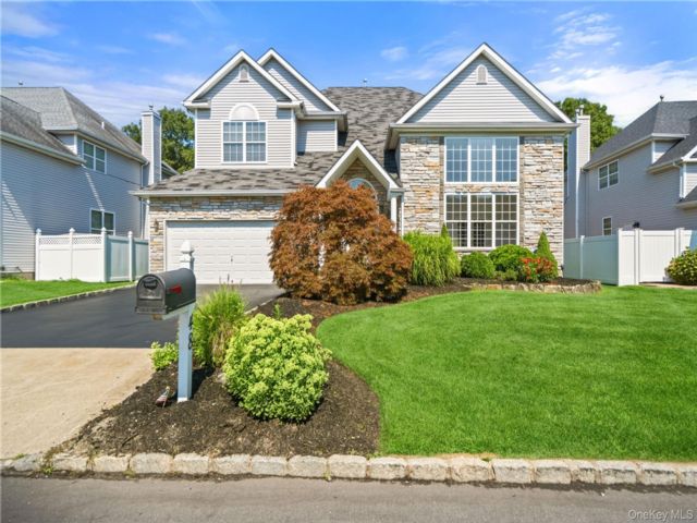  4 BR,  3.00 BTH &nbsp;Colonial style home in Holtsville