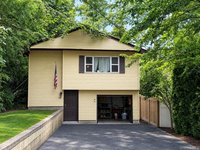  4 BR,  2.00 BTH &nbsp;Colonial style home in Rocky Point