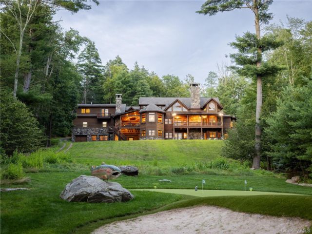 4 BR,  8.00 BTH &nbsp;Cabin style home in White Lake