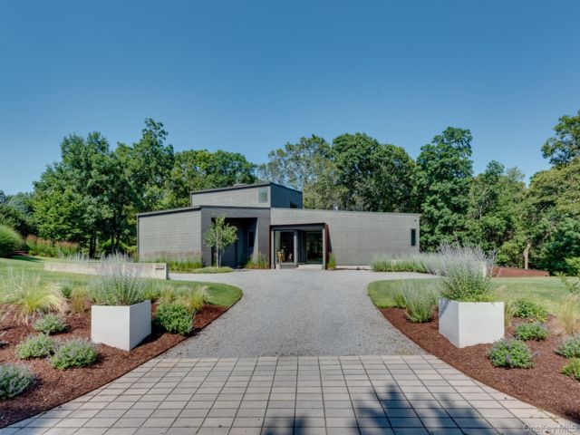  4 BR,  3.00 BTH &nbsp;Modern style home in Baiting Hollow