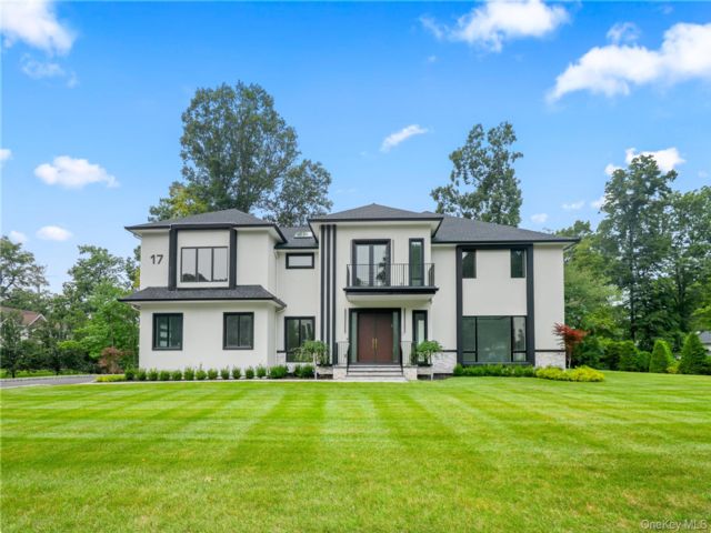  6 BR,  6.00 BTH &nbsp;Colonial style home in Monsey