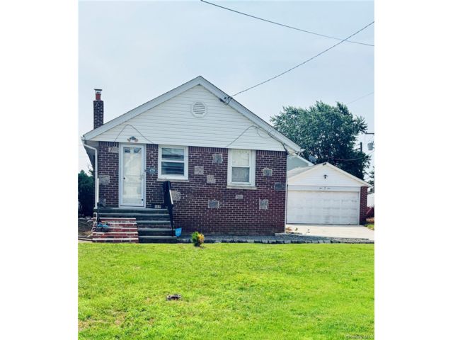  3 BR,  1.00 BTH &nbsp;Bungalow style home in Oceanside