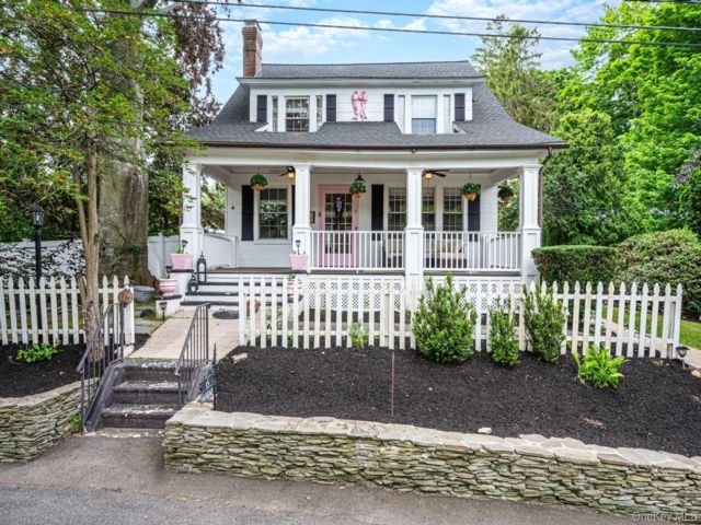  4 BR,  3.00 BTH &nbsp;Colonial style home in Stony Brook