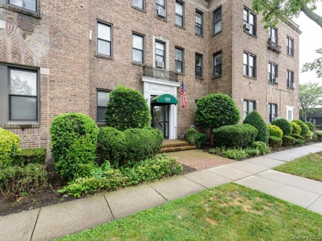  1 BR,  1.00 BTH &nbsp;Includes legal  style home in Garden City