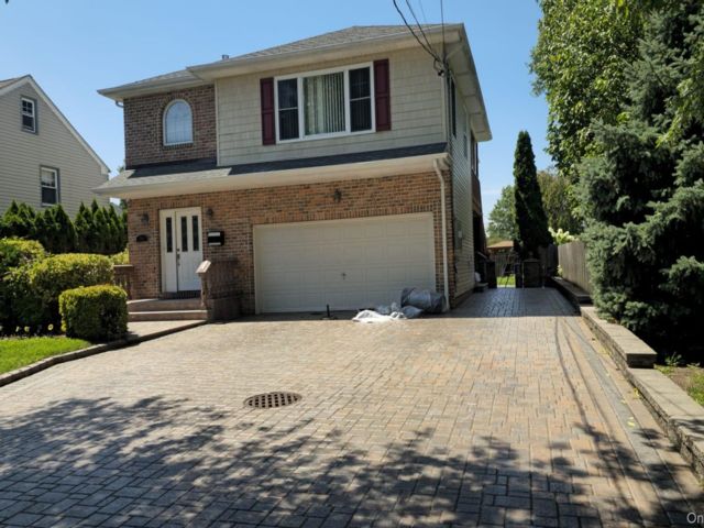  5 BR,  2.00 BTH &nbsp;Colonial style home in Glen Cove