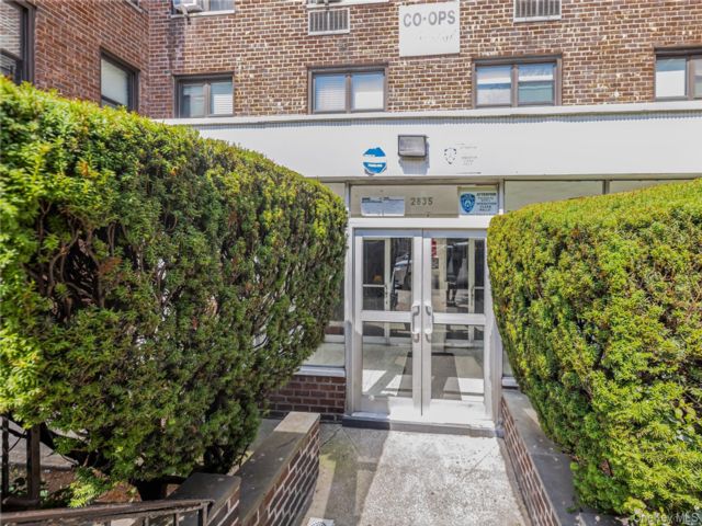  2 BR,  2.00 BTH &nbsp;Mid rise style home in Jerome Avenue