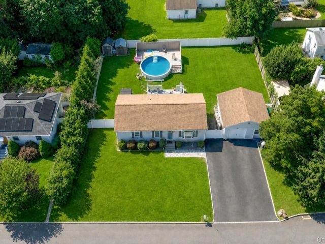  3 BR,  2.00 BTH &nbsp;Ranch style home in Farmingville