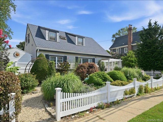  3 BR,  2.00 BTH &nbsp;Exp cape style home in Massapequa