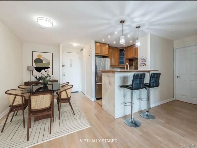  2 BR,  2.00 BTH &nbsp;Mid rise style home in Kew Garden Hills