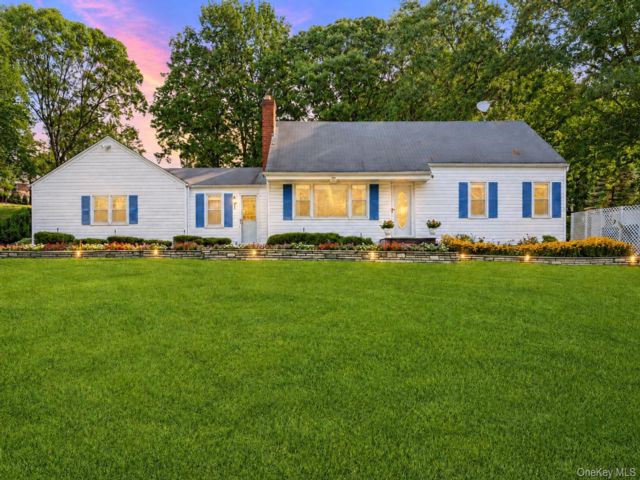 4 BR,  2.00 BTH &nbsp;Cape cod style home in Kings Park