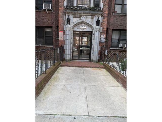  2 BR,  1.00 BTH &nbsp;High rise style home in Elmhurst