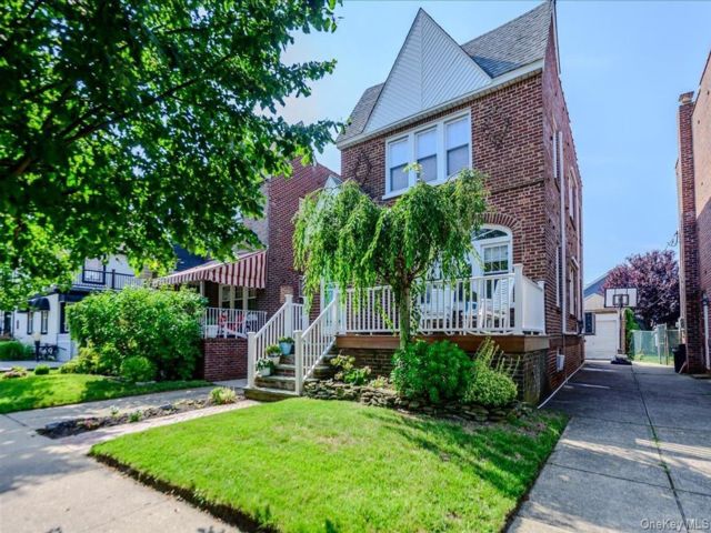 3 BR,  3.00 BTH &nbsp;Tudor style home in Long Beach