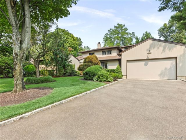  4 BR,  4.00 BTH &nbsp;Condo style home in Manhasset