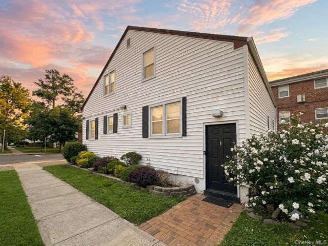  2 BR,  1.00 BTH &nbsp;Other style home in East Rockaway