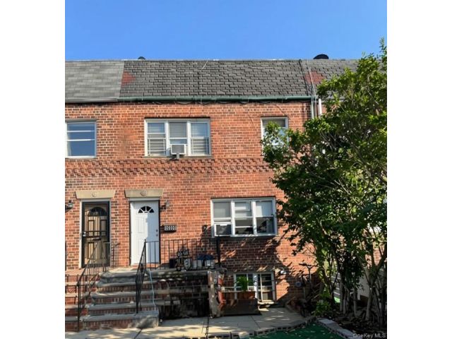  4 BR,  2.00 BTH &nbsp;House style home in Rego Park