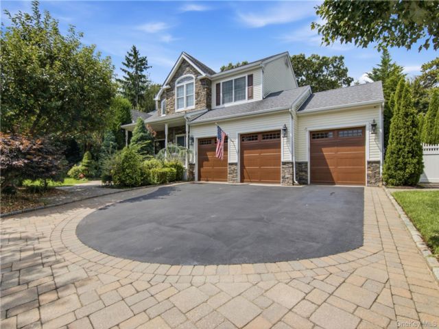  5 BR,  4.00 BTH &nbsp;Colonial style home in Smithtown