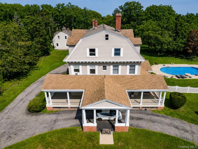 10 BR,  7.00 BTH &nbsp;Victorian style home in Bay Shore