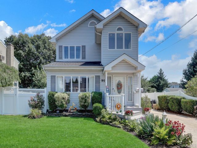  4 BR,  2.00 BTH &nbsp;Colonial style home in Massapequa Park