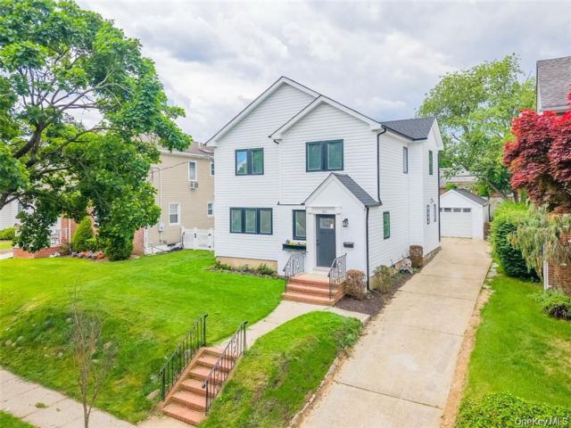  5 BR,  3.00 BTH &nbsp;Colonial style home in New Hyde Park