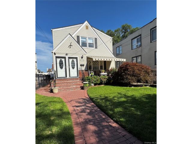  4 BR,  2.00 BTH &nbsp;House style home in Far Rockaway