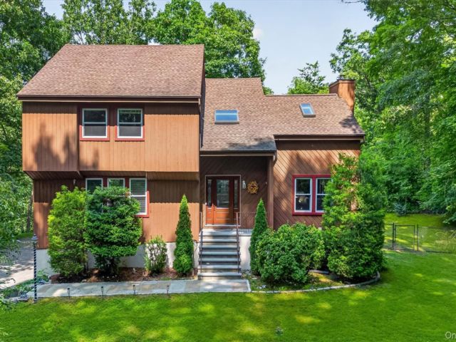  5 BR,  4.00 BTH &nbsp;Colonial style home in Yorktown Heights