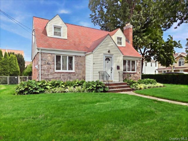  4 BR,  2.00 BTH &nbsp;Cape cod style home in New Hyde Park