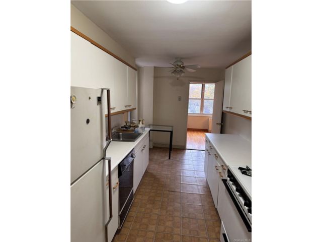  1 BR,  1.00 BTH &nbsp;High rise style home in Bayside