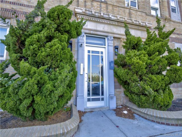  1 BR,  1.00 BTH &nbsp;Includes legal  style home in Long Beach