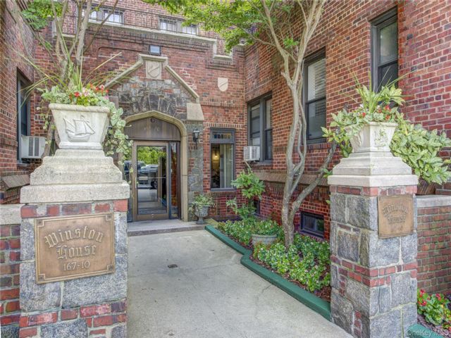  2 BR,  2.00 BTH &nbsp;Other style home in Flushing