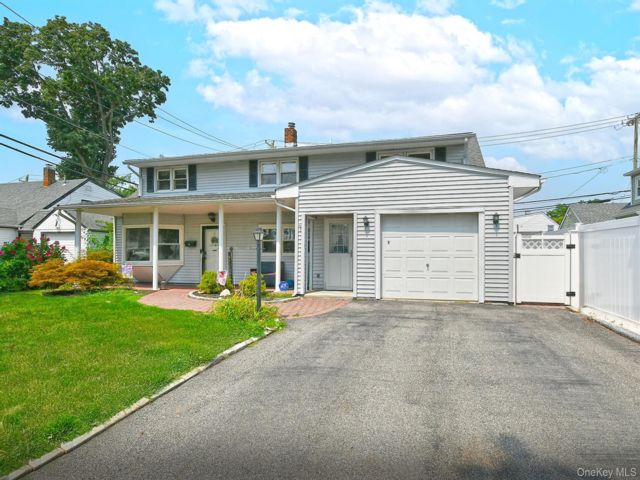  4 BR,  2.00 BTH &nbsp;Exp cape style home in Levittown