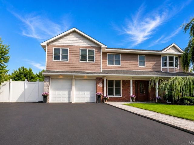  5 BR,  5.00 BTH &nbsp;Colonial style home in East Northport