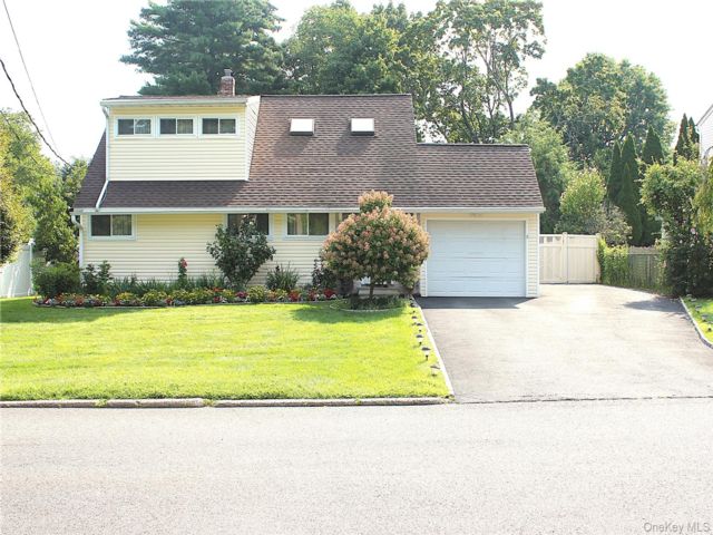  4 BR,  2.00 BTH &nbsp;Cape cod style home in Hartsdale