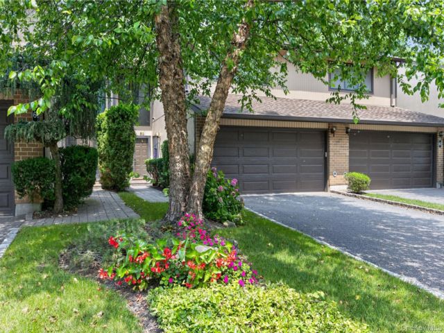  3 BR,  3.00 BTH &nbsp;Condo style home in Roslyn
