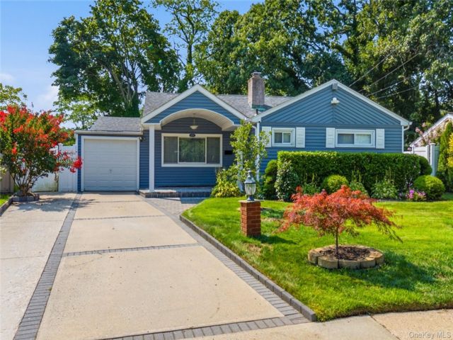  3 BR,  2.00 BTH &nbsp;Ranch style home in Merrick