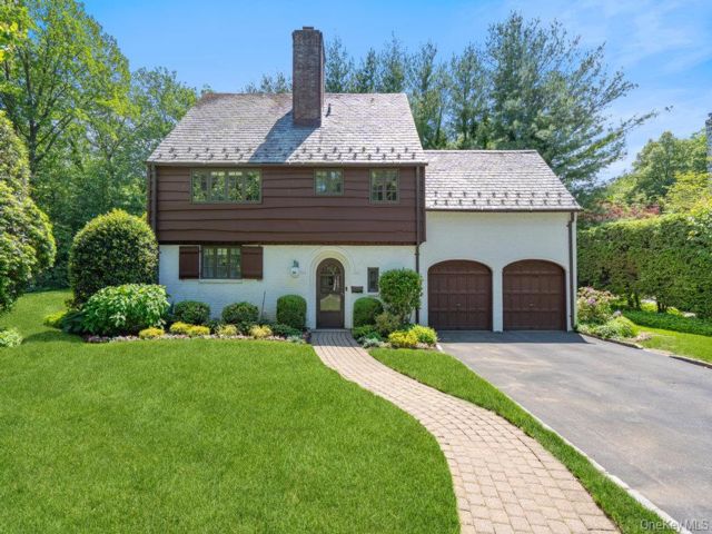  5 BR,  4.00 BTH &nbsp;Colonial style home in Great Neck