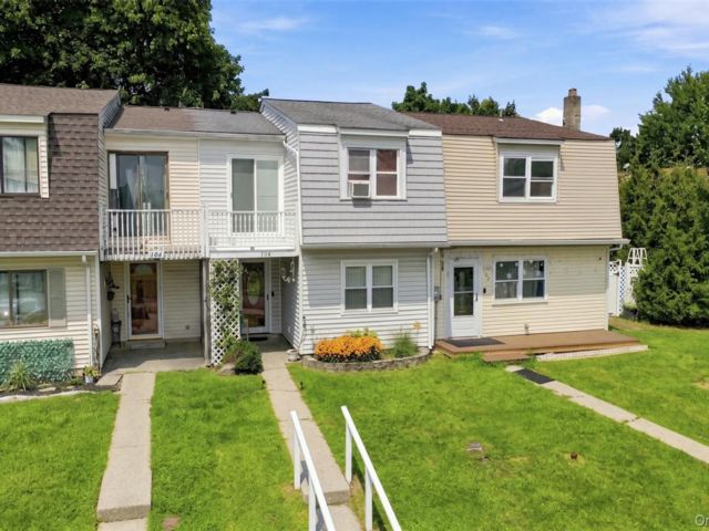  3 BR,  2.00 BTH &nbsp;House style home in Maybrook