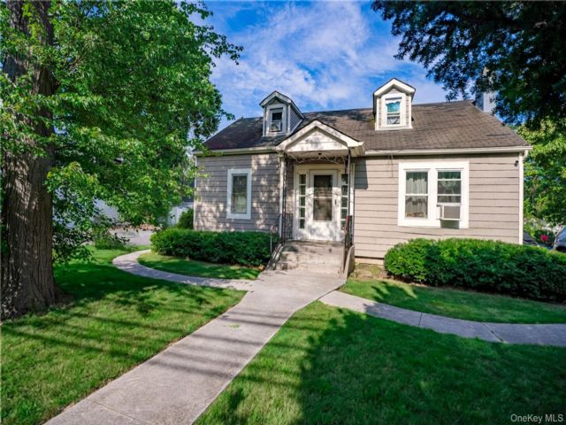  5 BR,  5.00 BTH &nbsp;Exp cape style home in Central Islip