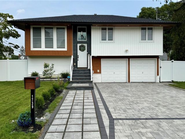 4 BR,  2.00 BTH &nbsp;Hi ranch style home in West Babylon